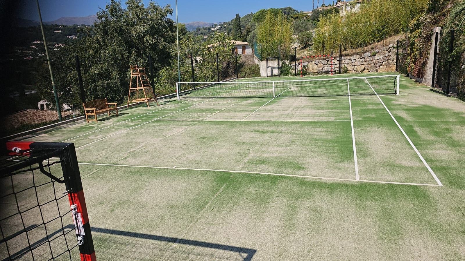 Construction d'un terrain de tennis à Toulon