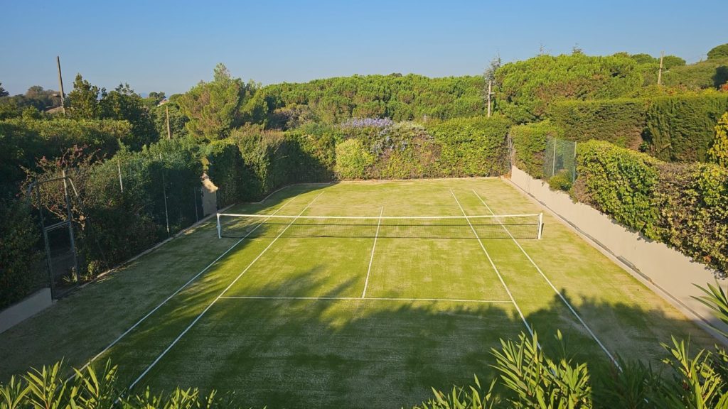 Construction d'un court de tennis à Toulon